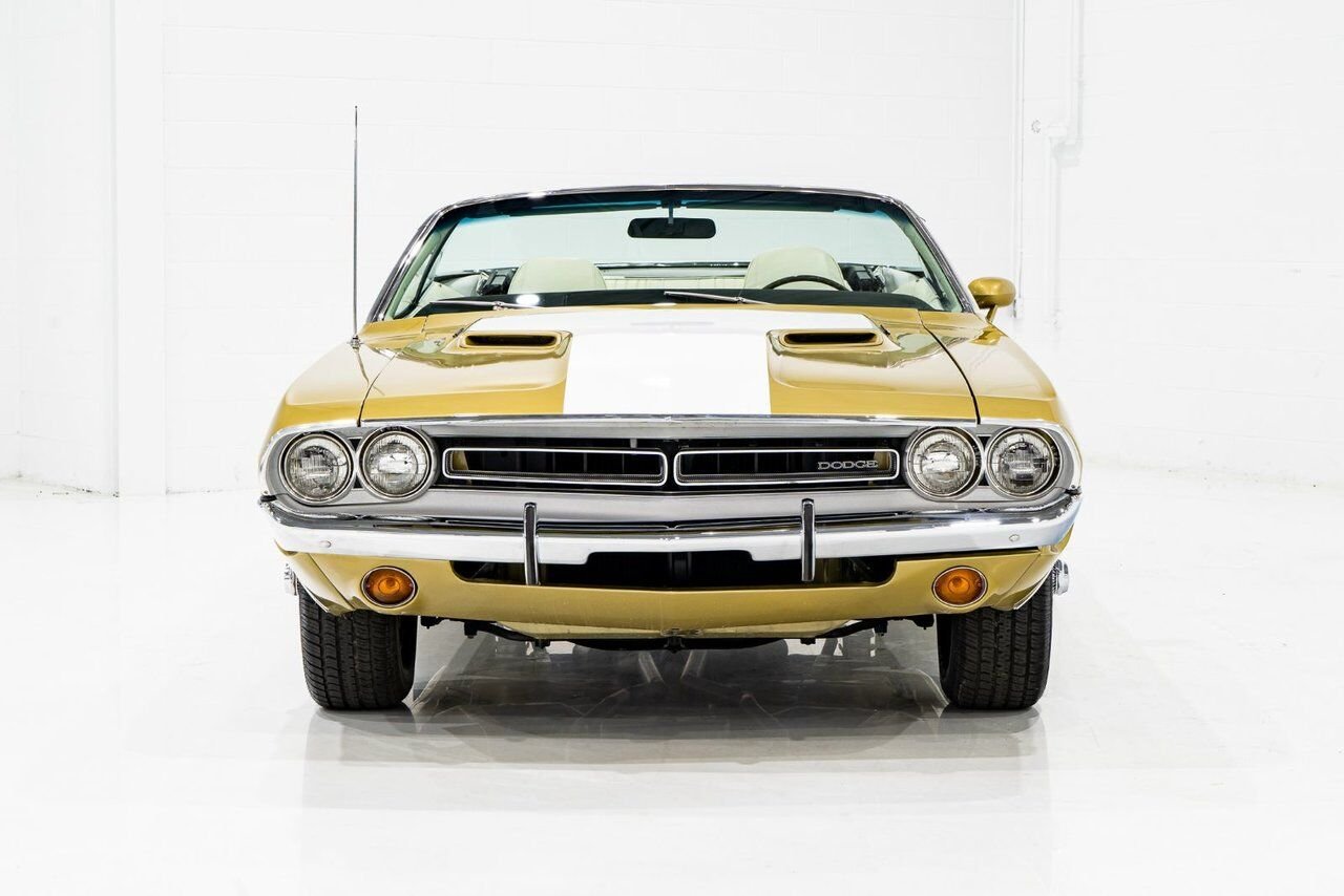 1971 Dodge Challenger *PRIX EN USD* Convertible Fully restored to desirable specifications Gold Montreal - photo #57