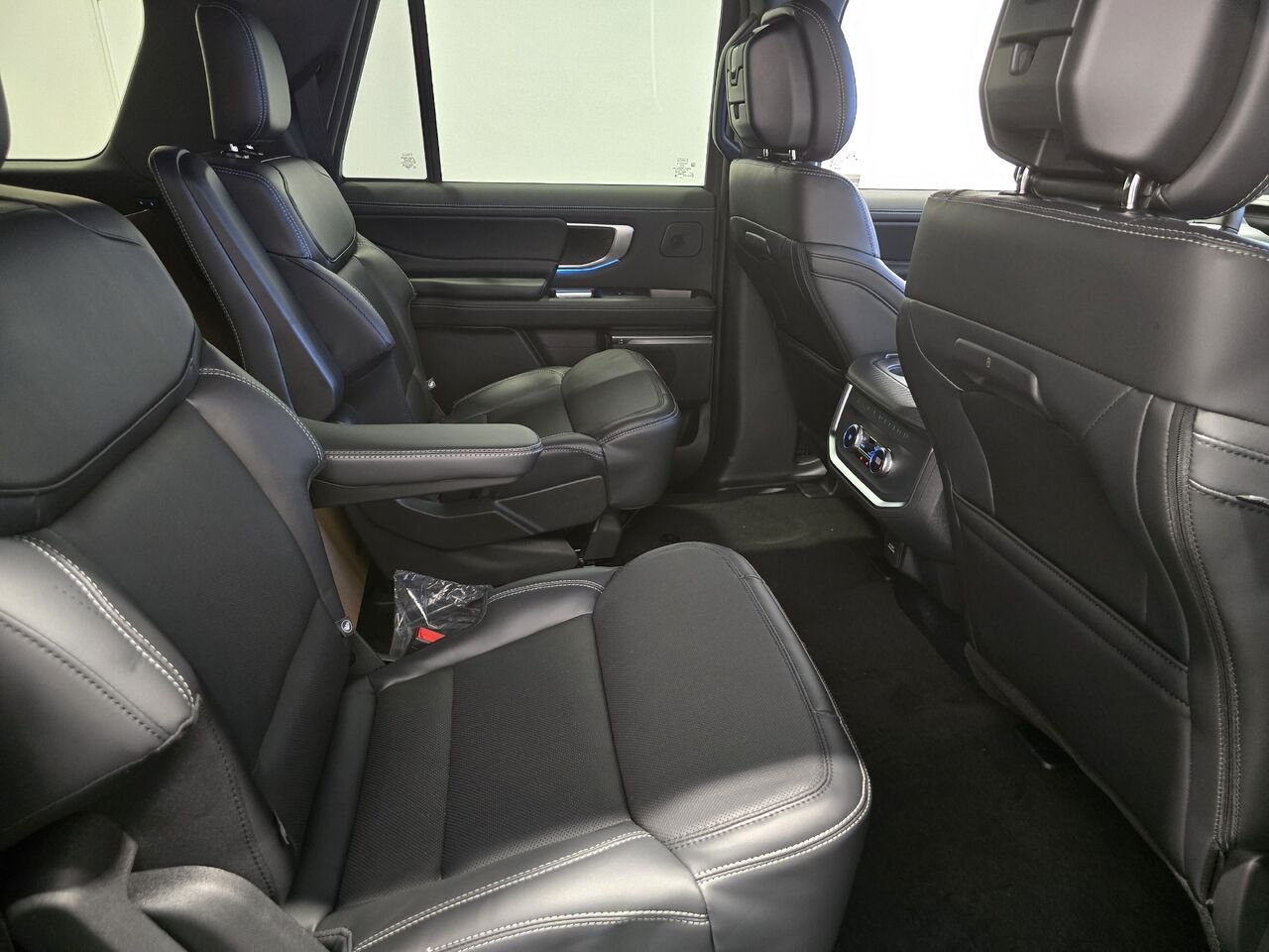 2027 Ford EXPEDITION Grey Saint-Eustache - photo #7