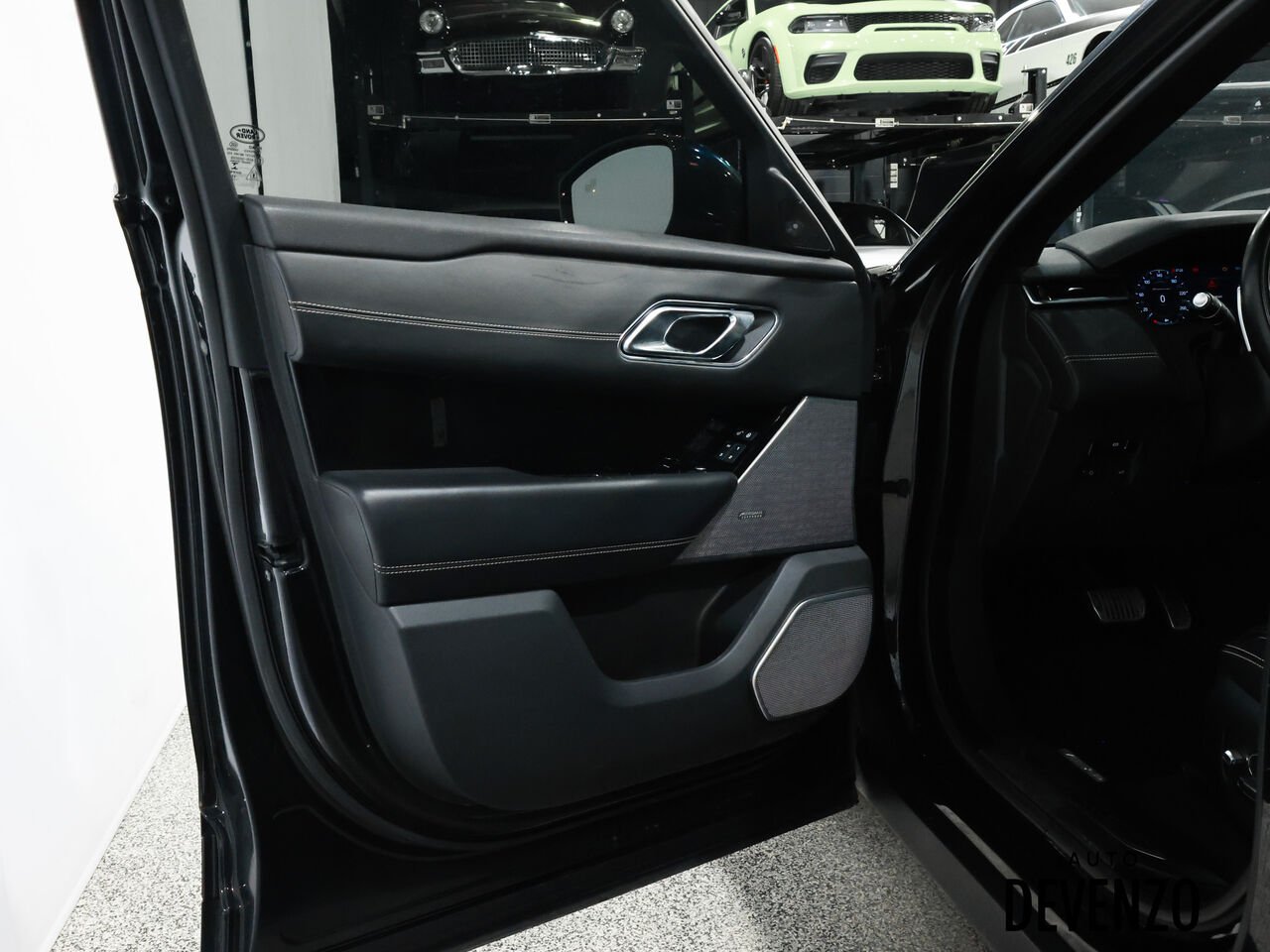 2018 Land Rover Range Rover Velar Black Saint-Eustache - photo #10