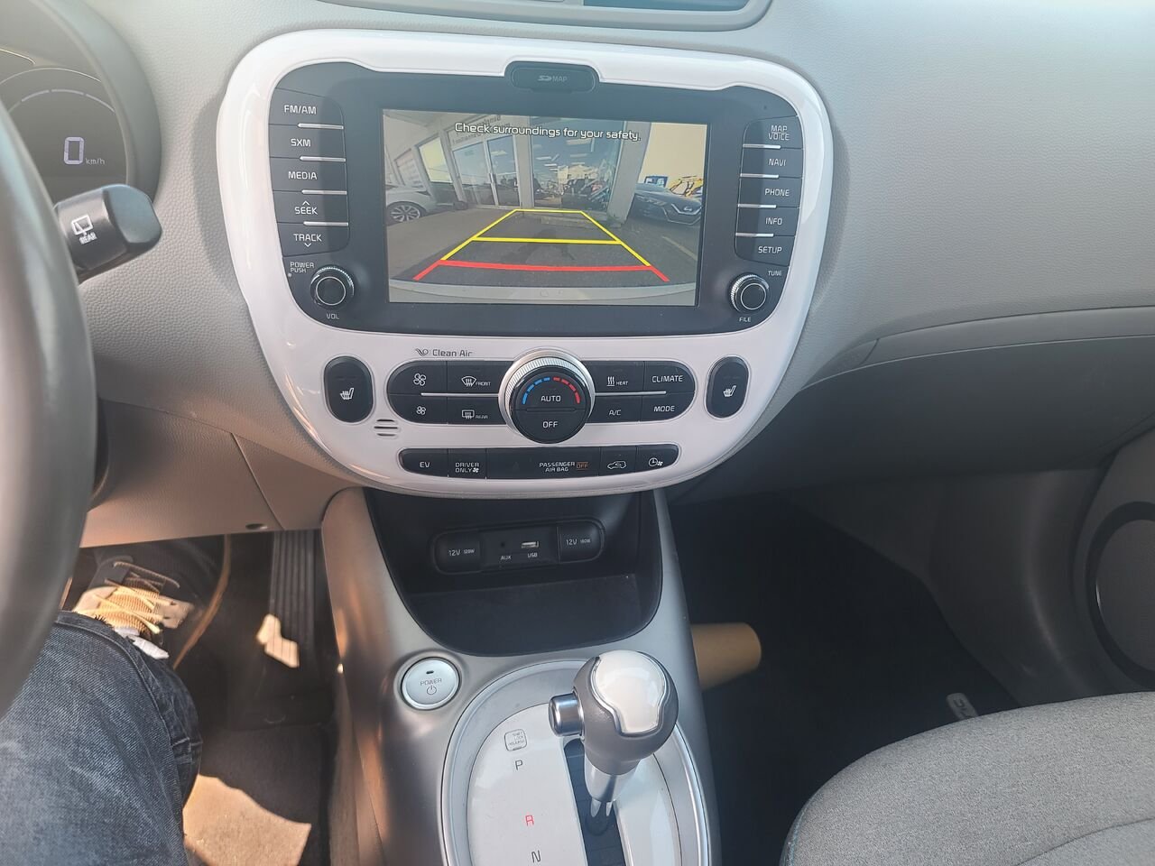 2018 Kia Soul EV White  - photo #11