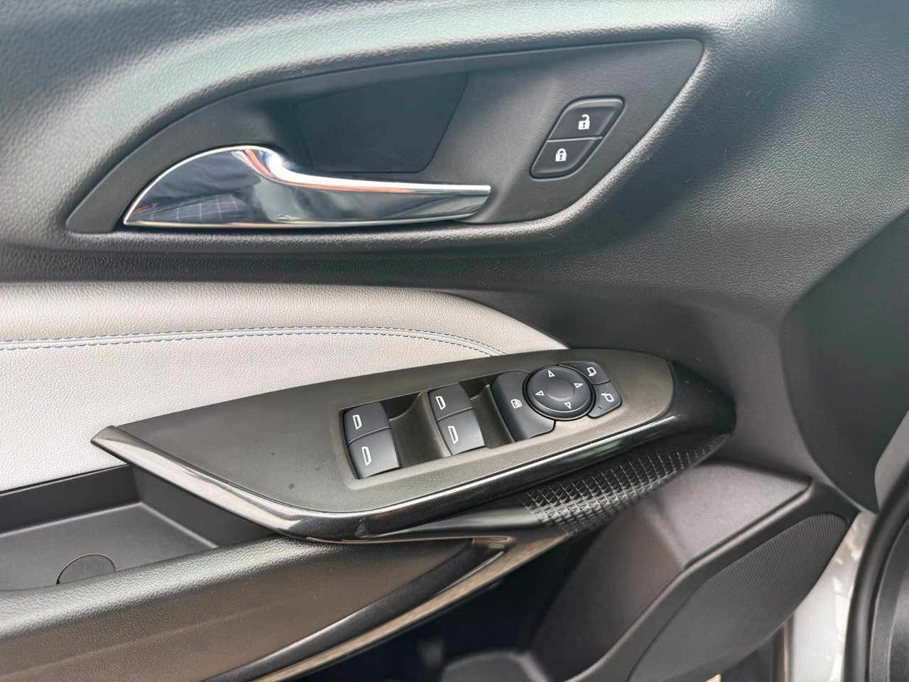 Chevrolet Trax LT *TOIT* SIEGES CHAUFF *REG ADAPT* CARPLAY *PROMO 2024 Gris Saint-Jérôme - photo #14