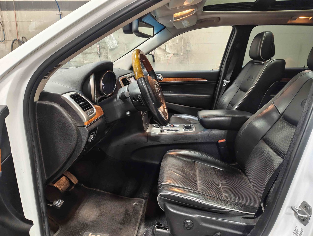 2013 Jeep Grand Cherokee 4WD 4dr Overland White Sherwood Park - photo #6