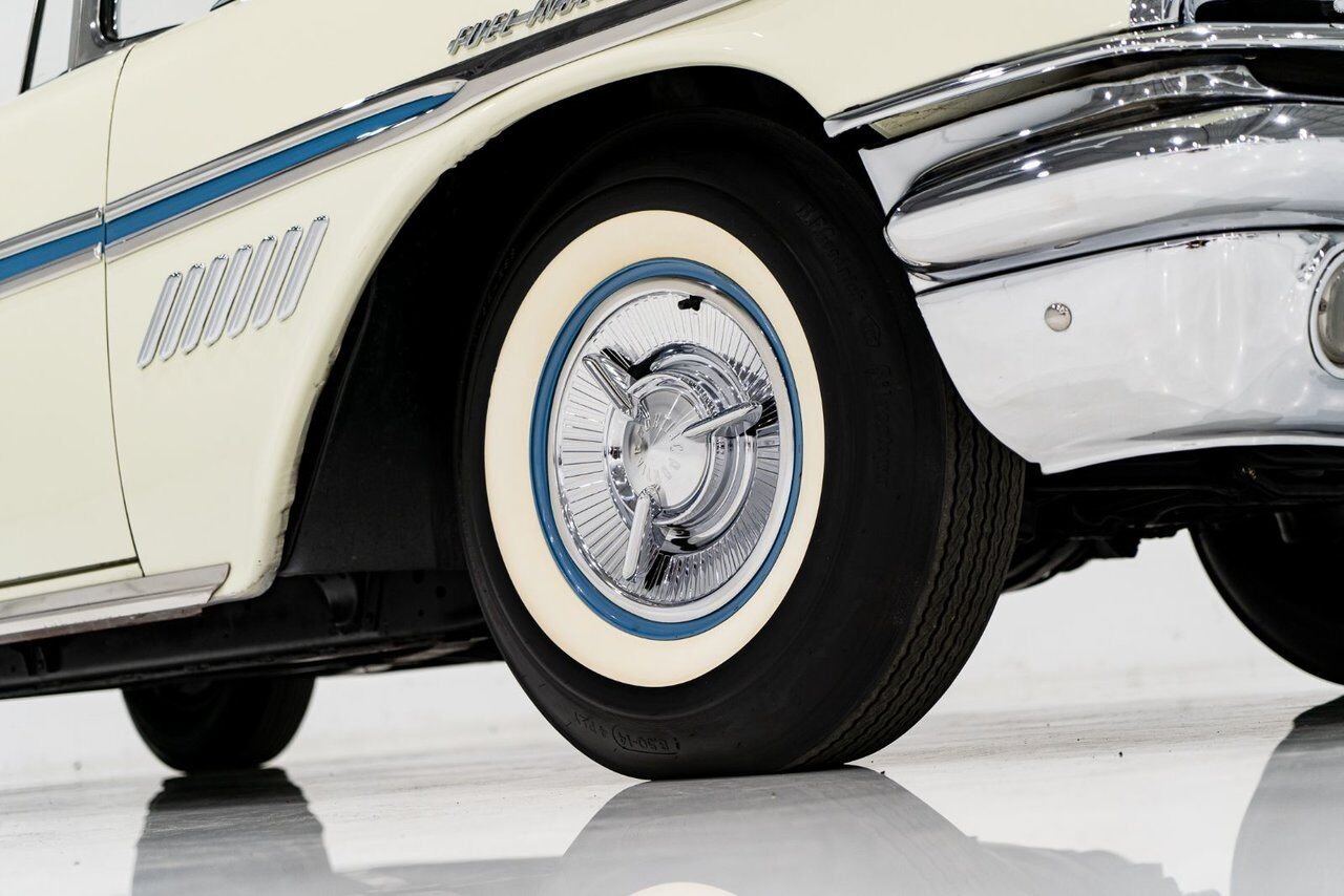 Pontiac Bonneville *PRICE IN USD* Fuel injected 347/315HP 1 of 630 produced 1957 Blanc Montréal - photo #5