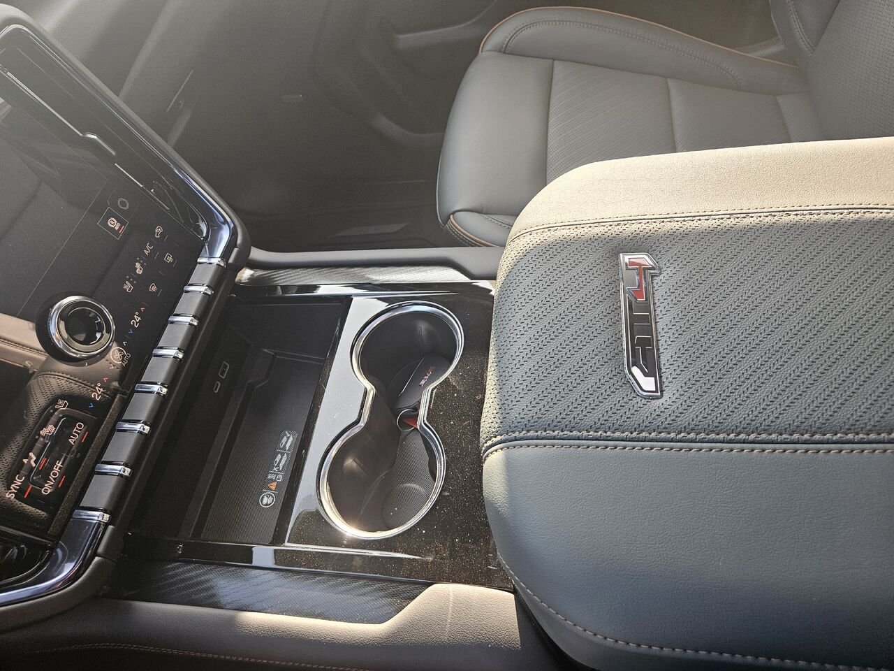 2026 GMC Yukon AT4 4 portes 4RM Sterling Metallic Thetford Mines - photo #10