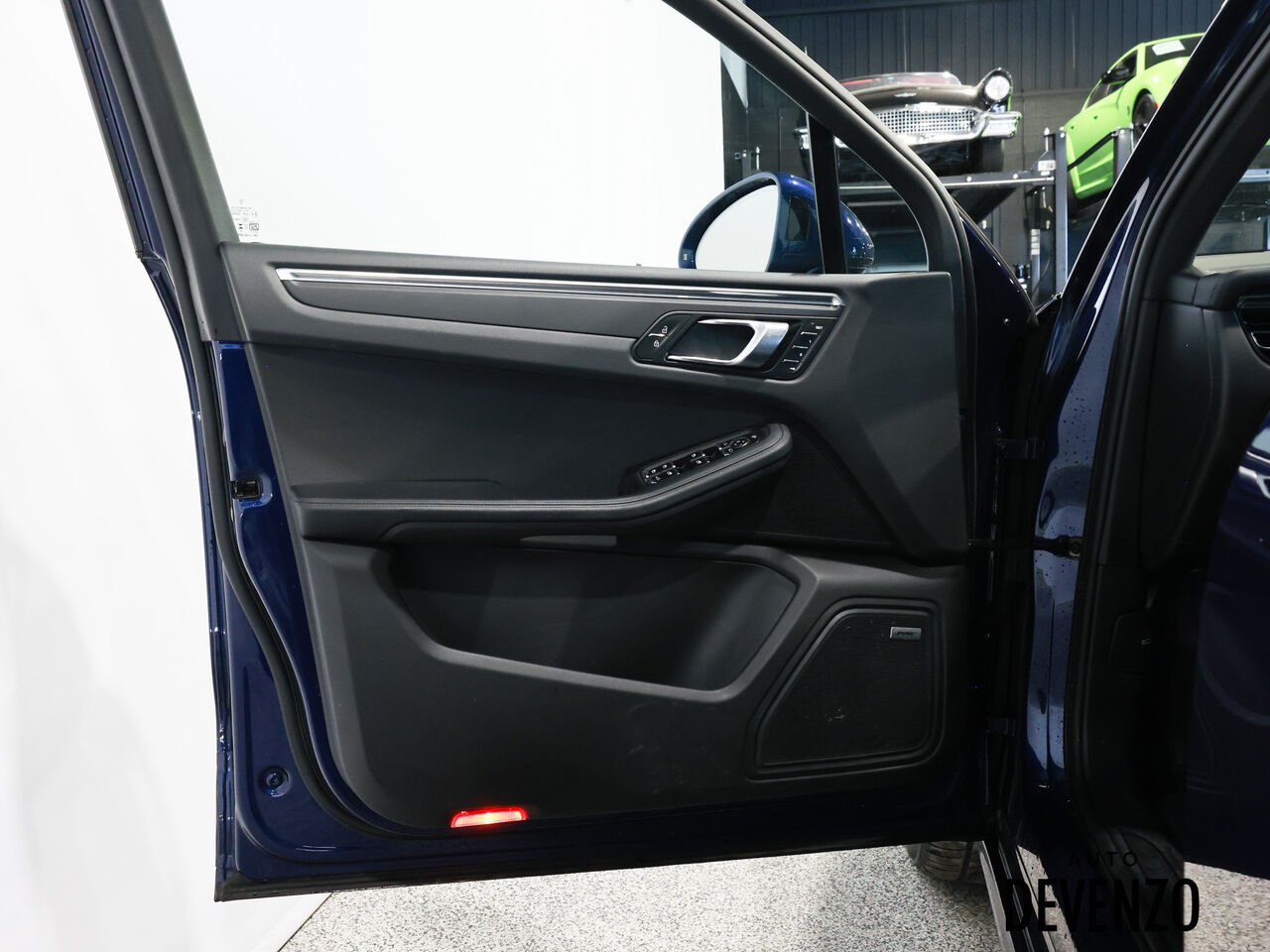 2025 Porsche Macan Blue Saint-Eustache - photo #10