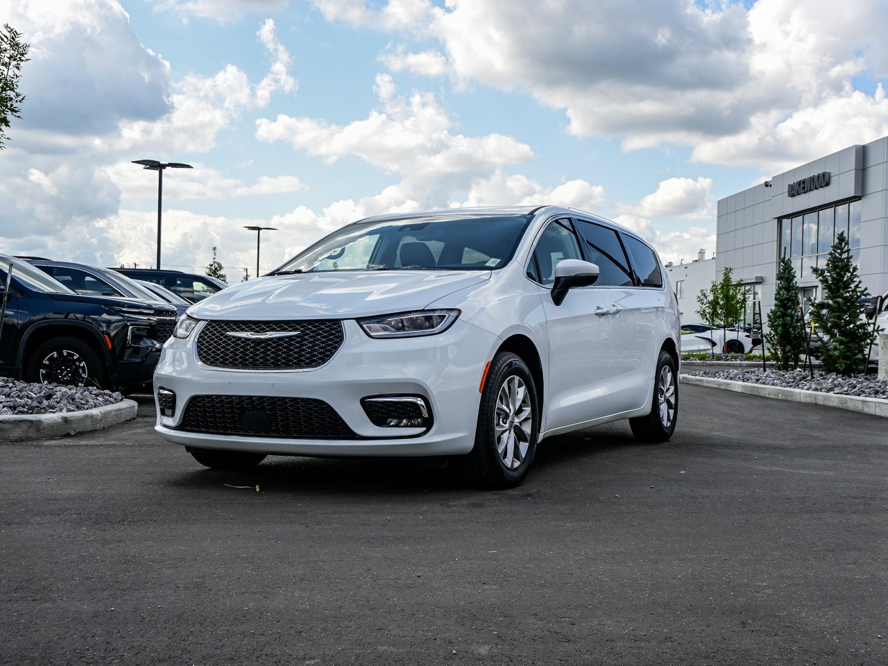 2023 Chrysler Pacifica Touring L AWD White Sherwood Park - photo #3