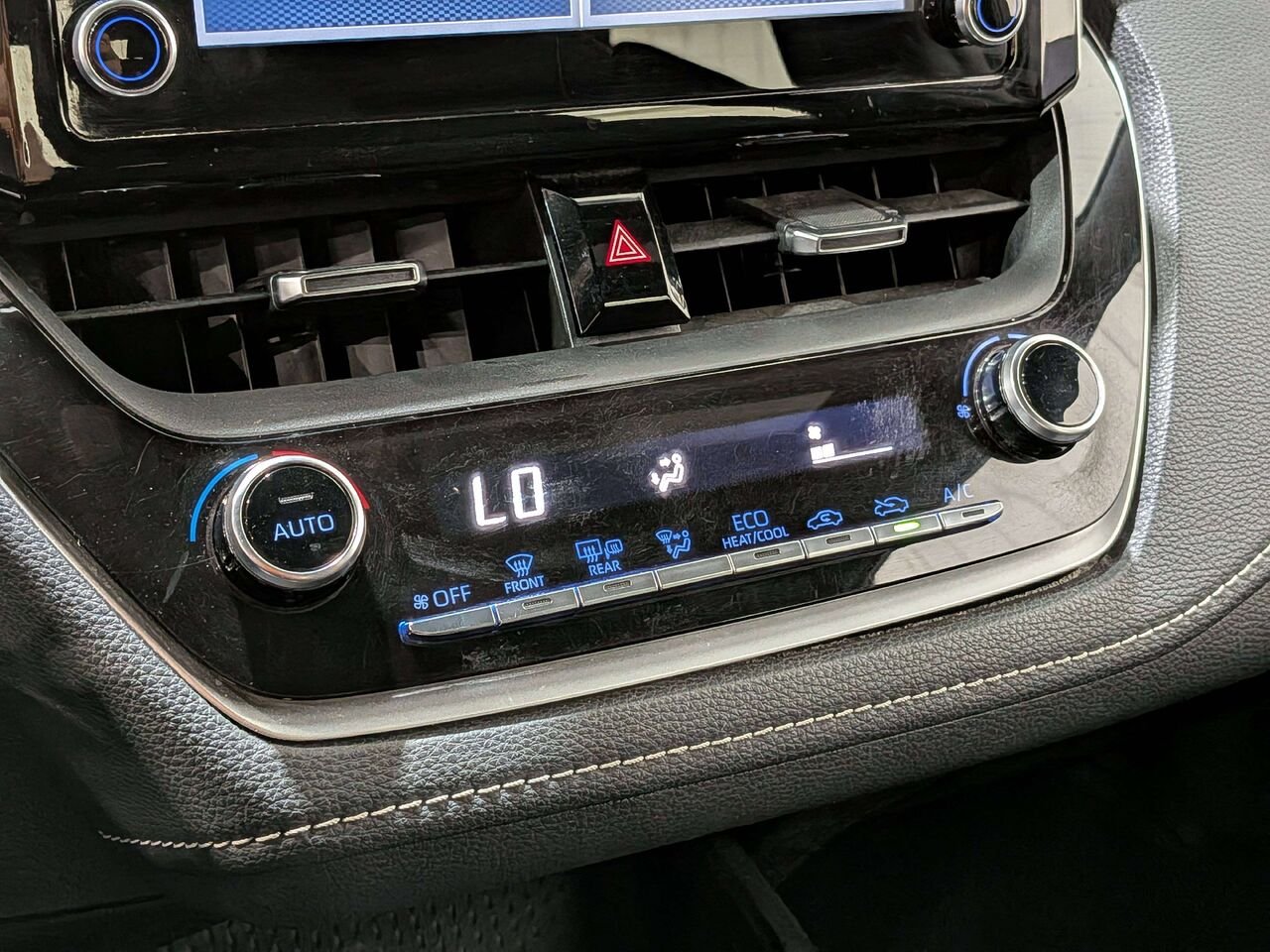 Toyota Corolla à hayon Manual 2019 Blanc Val-David - photo #22