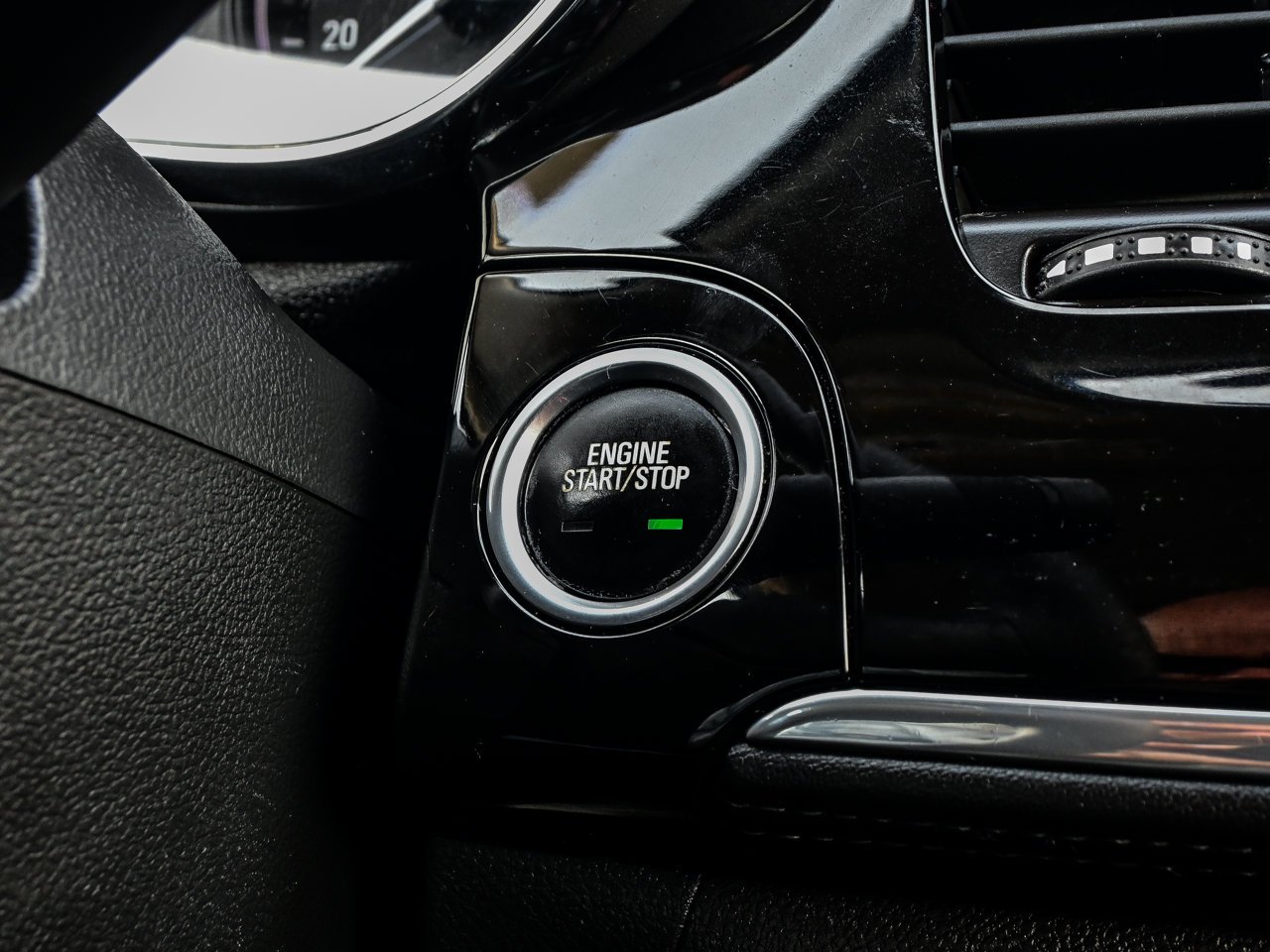 2020 Buick Encore AWD 4dr Preferred White Sherwood Park - photo #23