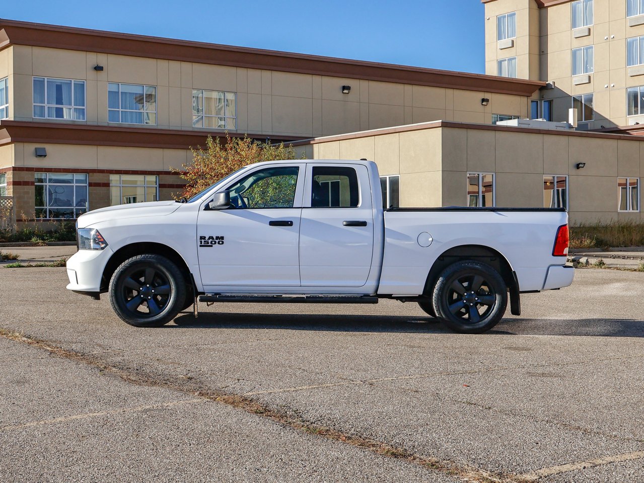 2022 Ram 1500 Classic Express 4x4 Quad Cab 6'4 Box White Sherwood Park - photo #9