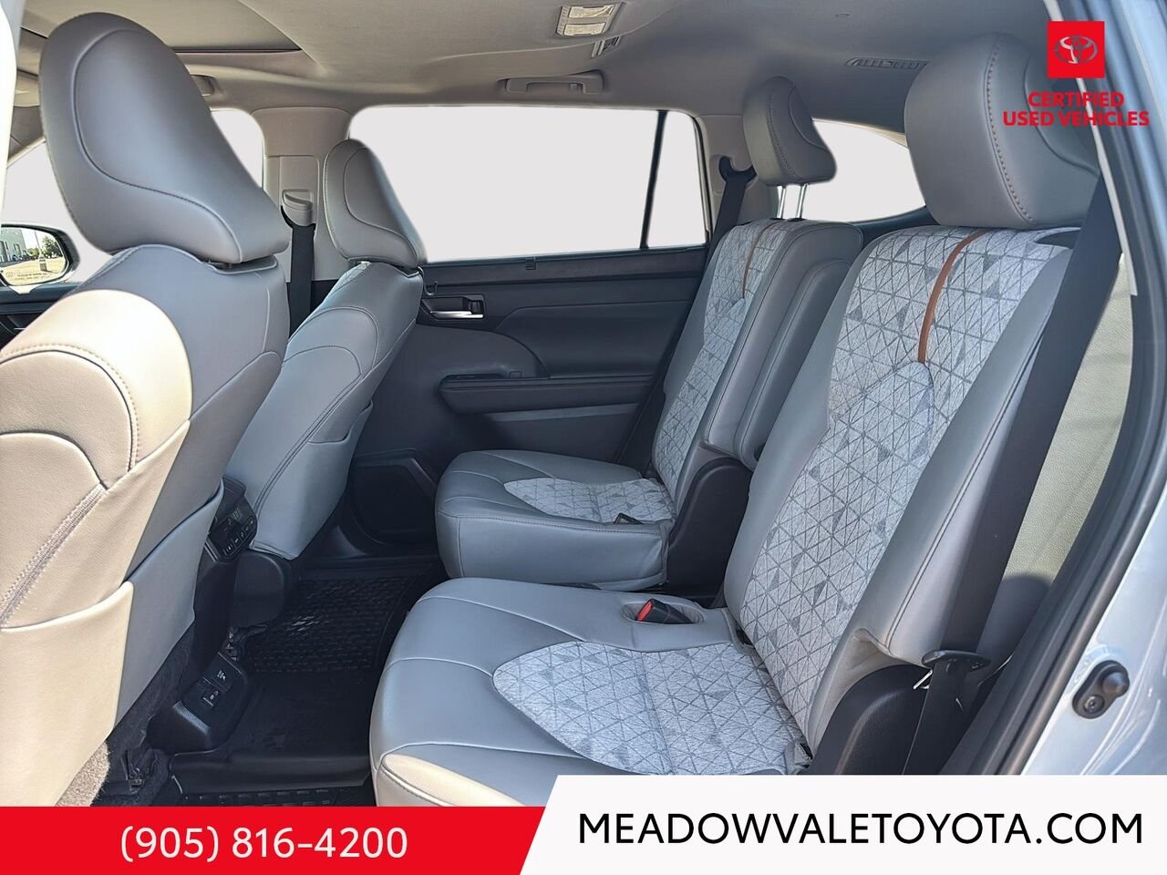 2023 Toyota HIGHLANDER New tires, Satin Bronze 18" Wheels, Running Boards, 2nd Row Captain Chairs Cement Mississauga - photo #20