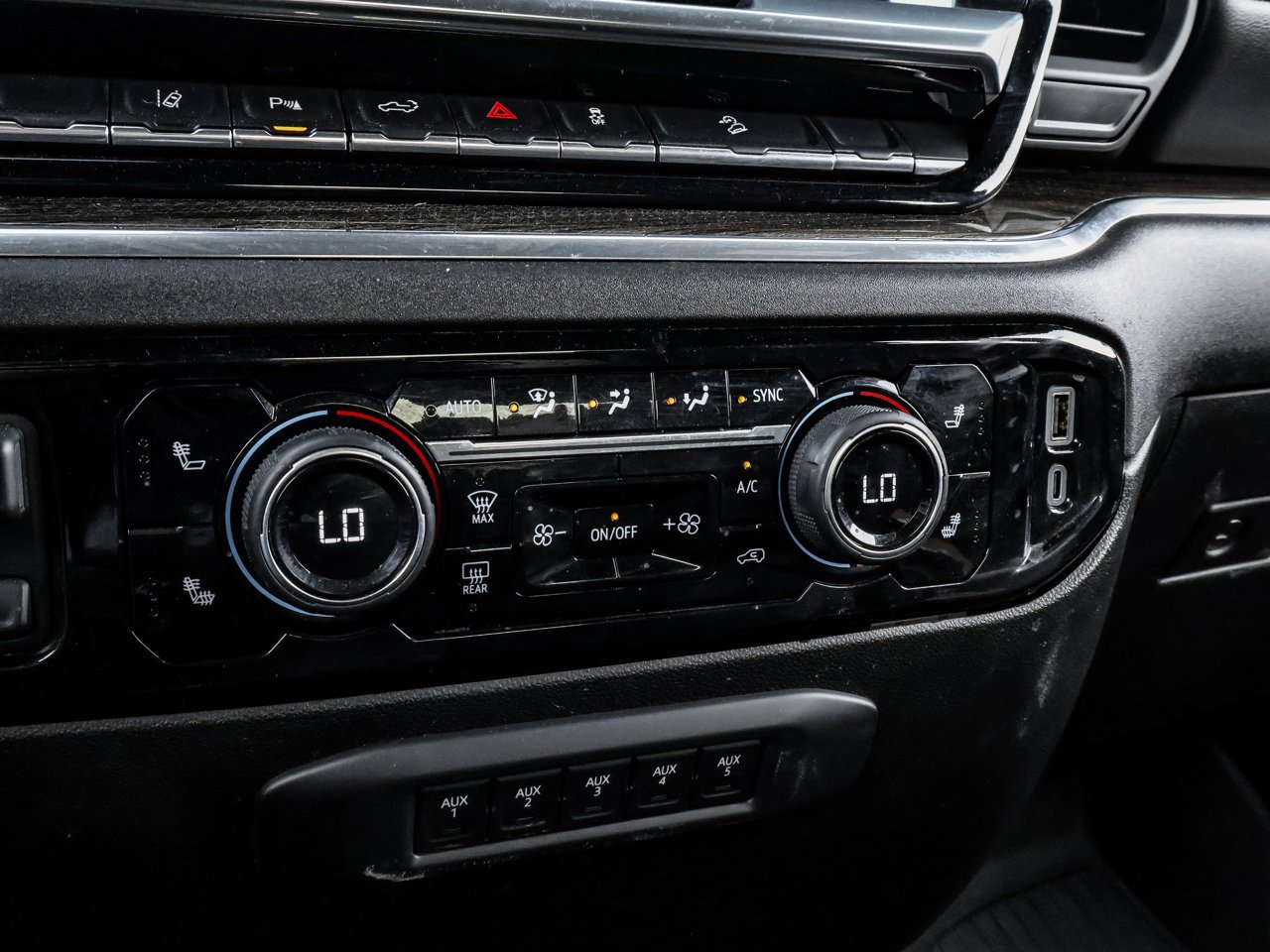 2024 Chevrolet Silverado 2500HD 4WD Crew Cab 159 LT Grey Sherwood Park - photo #29