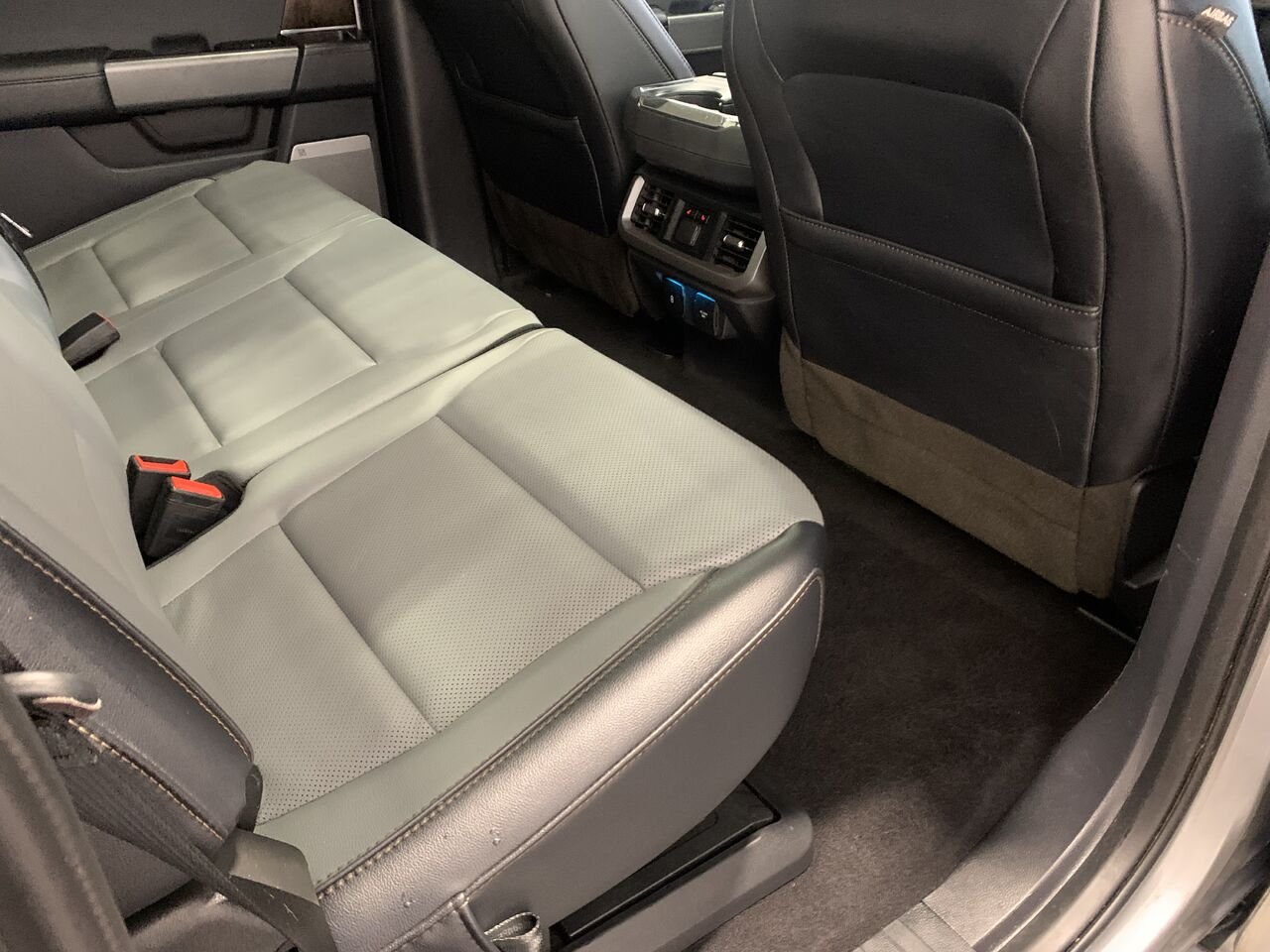 Ford F-150 Lightning LARIAT LARIAT + GROSSE BATTERIE +CUIR + TOIT PANO, REMORQ MAX 2023 Argent Châteauguay - photo #15