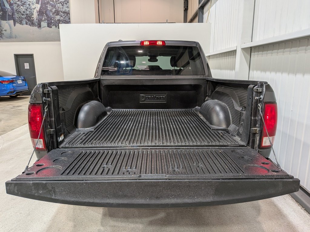 2023 Ram 1500 Classic SLT 4x4 Crew Cab 5'7" Box Grey Val-David - photo #7