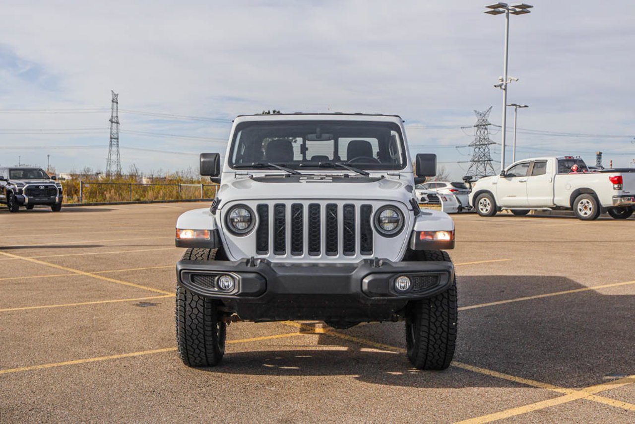 2021 Jeep Gladiator Sport 80th Anniversary 4x4 *Ltd Avail* White Sherwood Park - photo #2