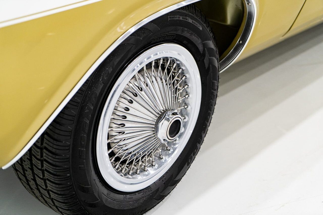 1971 Dodge Challenger *PRIX EN USD* Convertible Fully restored to desirable specifications Gold Montreal - photo #51