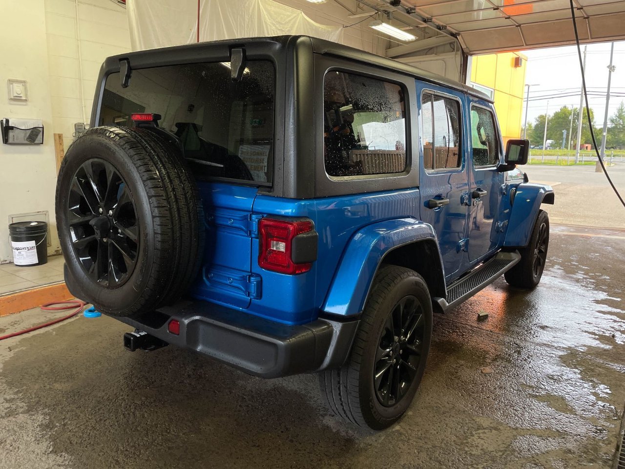 Jeep Wrangler 4xe SAHARA 4X4 GR TECH *NAV* CUIR SIÈGES CHAUFF ALPINE 2024 Bleu Saint-Jérôme - photo #8