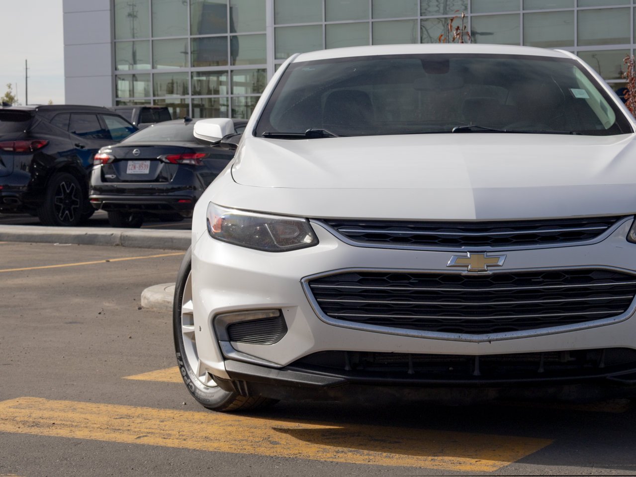 2017 Chevrolet Malibu 4dr Sdn LT w/1LT White Sherwood Park - photo #4