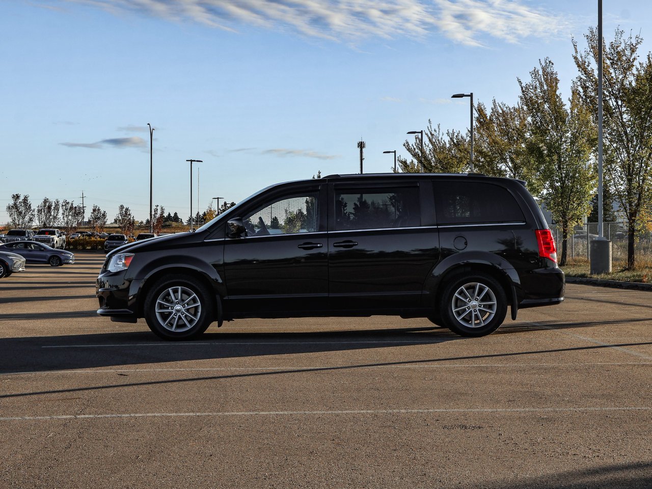 2020 Dodge Grand Caravan Premium Plus 2WD Black Sherwood Park - photo #4