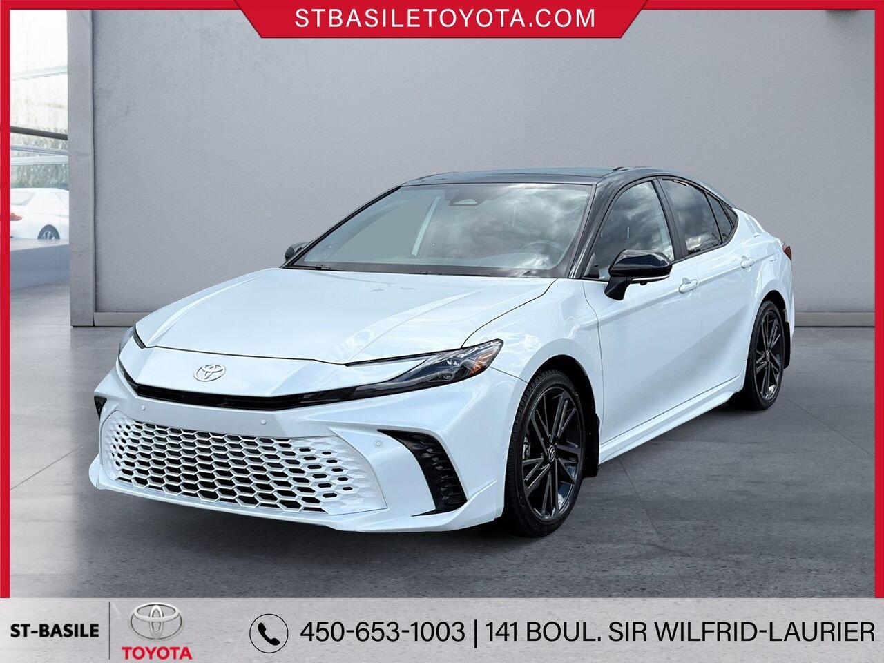 Toyota Camry Hybride 2025 Frisson glacé nacré avec toit noir Saint-Basile-le-Grand - photo #0