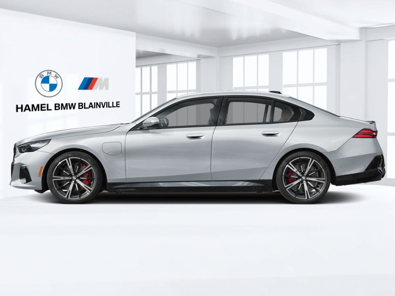 BMW 5 Series 550e xDrive 2027 Gris Blainville - photo #1