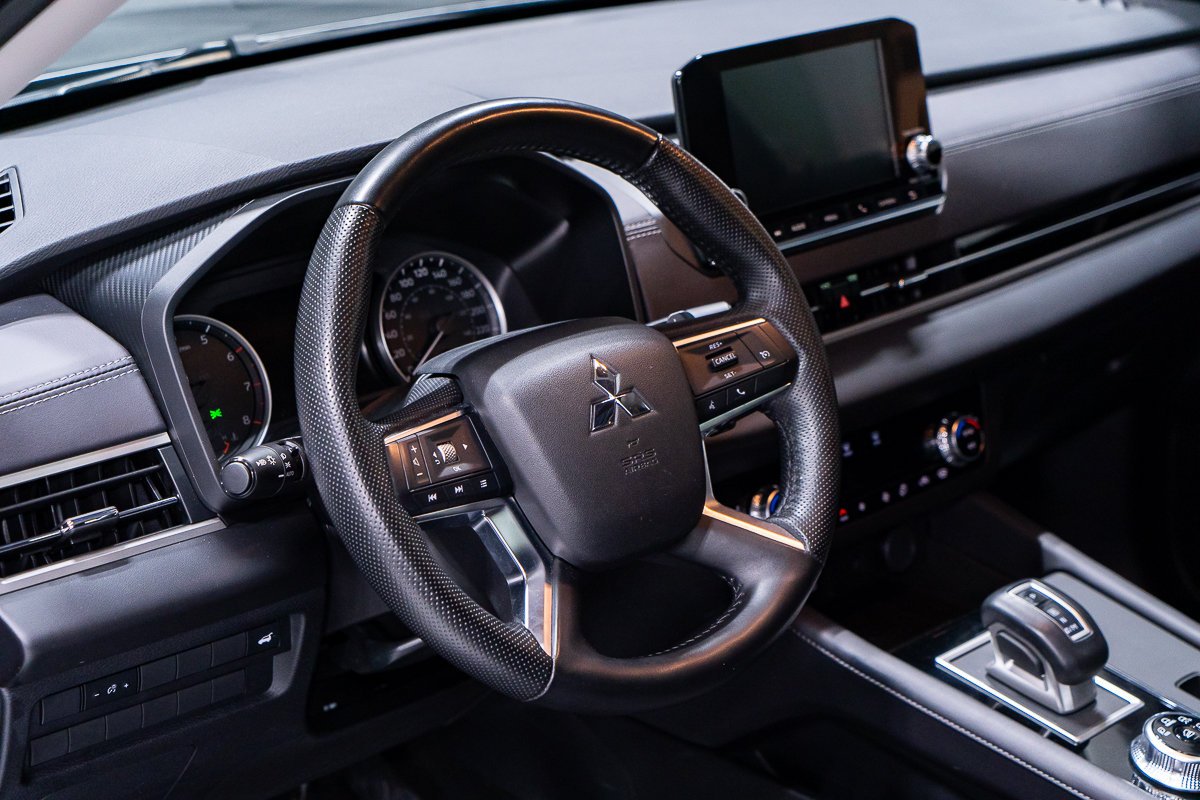 2024 Mitsubishi Outlander ES S-AWC Grey Montreal - photo #8