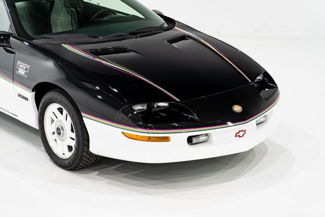 Chevrolet CAMARO Z28 PRIX EN USD | Pace Car with only 957km (595mi) with original window sticker 1993 Noir Montréal - photo #35