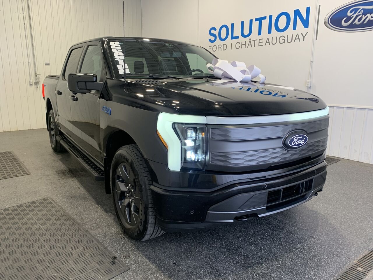2024 Ford F-150 Lightning LARIAT Black Saint-Eustache - photo #5