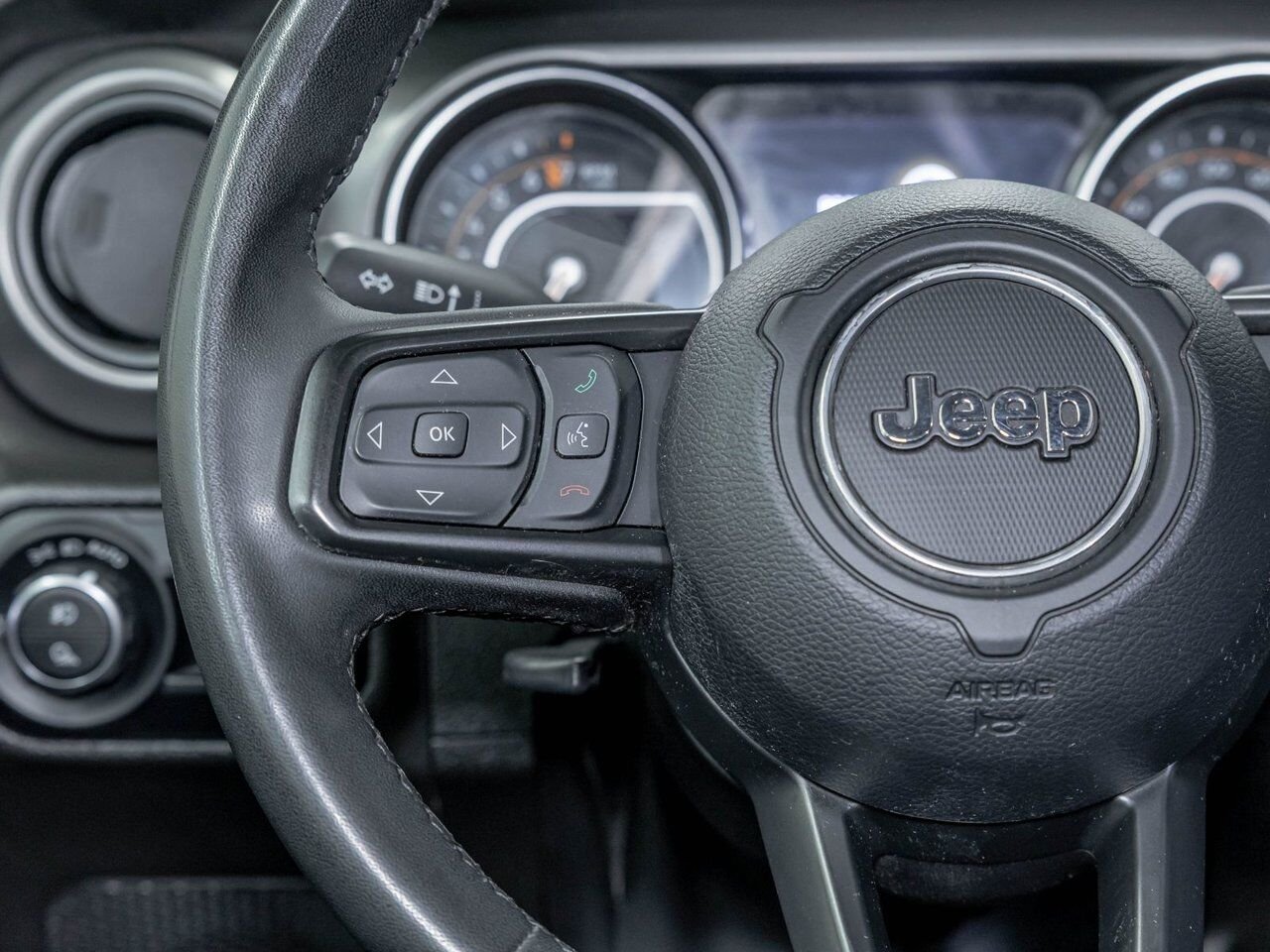 Jeep Gladiator WILLYS CREW 4X4 V6 *NAV* TOIT DUR CARPLAY BEDLINER 2023 Noir Saint-Jérôme - photo #14