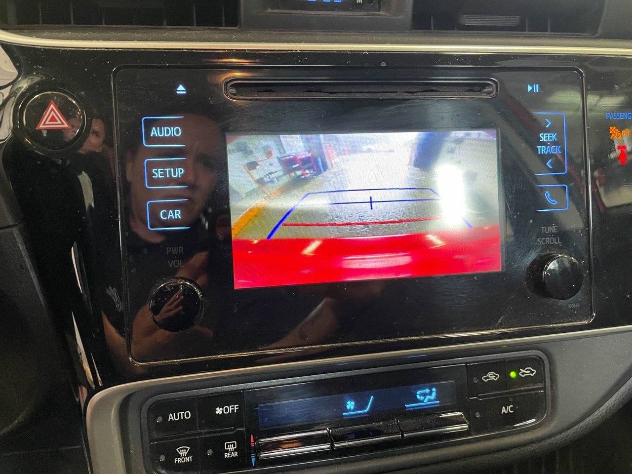 Toyota Corolla LE AUTO *SIÈGES CHAUFF* REG ADAPT BLUETOOTH USB 2018 Rouge Saint-Jérôme - photo #12