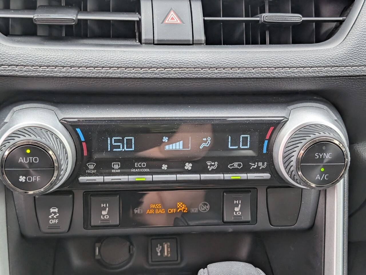 Toyota RAV4 Hybride XLE/AWD/SIÈGES CHAUFFANTS/VOLANT CHAUFFANT/TOIT OUVRANT/BLUETOOTH/AC BIZONE 2023 Rouge Sherbrooke - photo #10