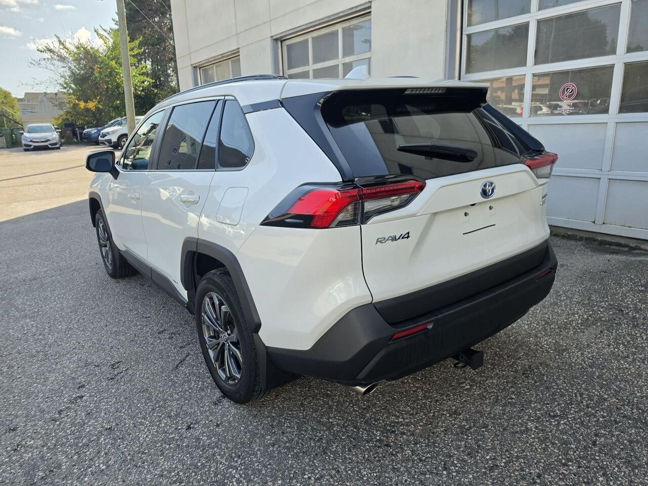 Toyota RAV4 XLE HYBRIDE 2023 Blanc Mont-Laurier - photo #7