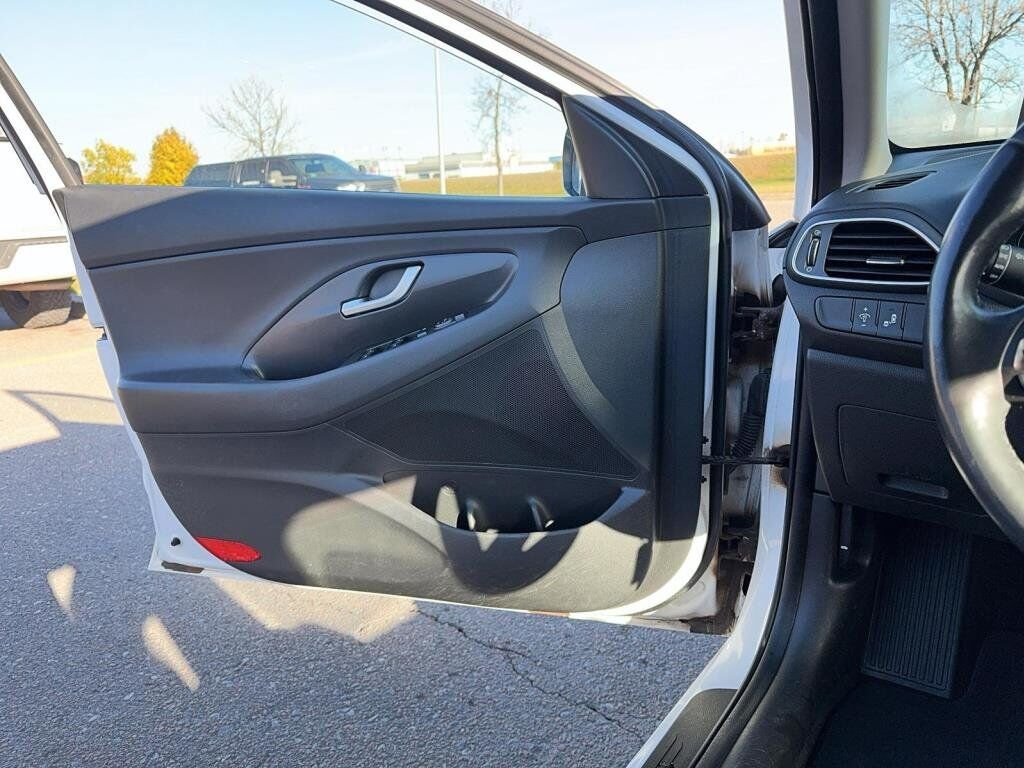 Hyundai Elantra GT GL 2018 Blanc Baie-Comeau - photo #8