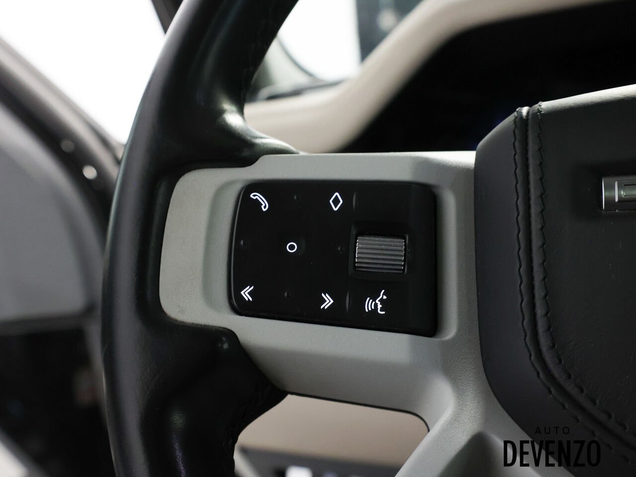 2020 Land Rover Defender Black Saint-Eustache - photo #19