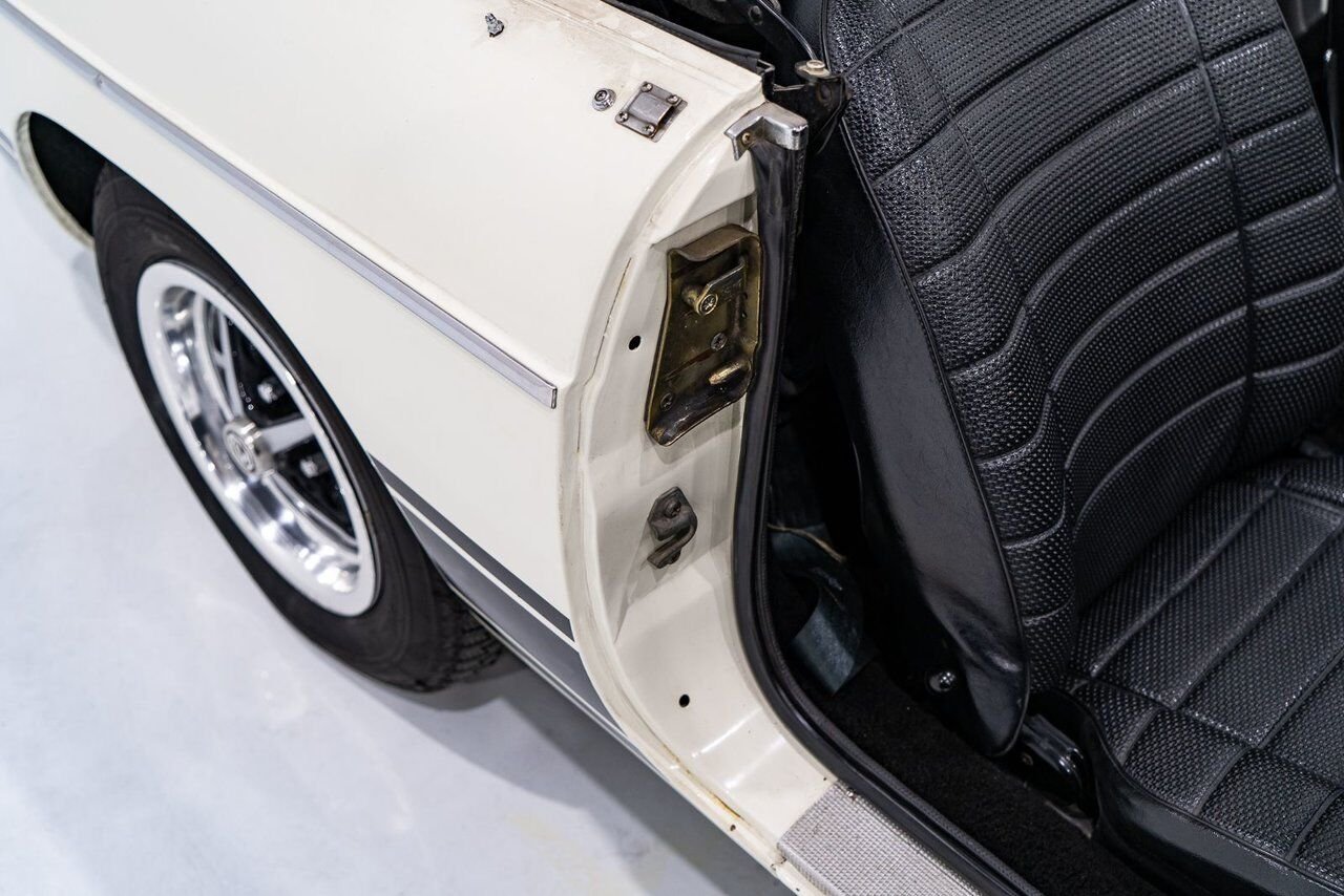 MG B Beautifully presented from former complete restoration 1979 Blanc Montréal - photo #73