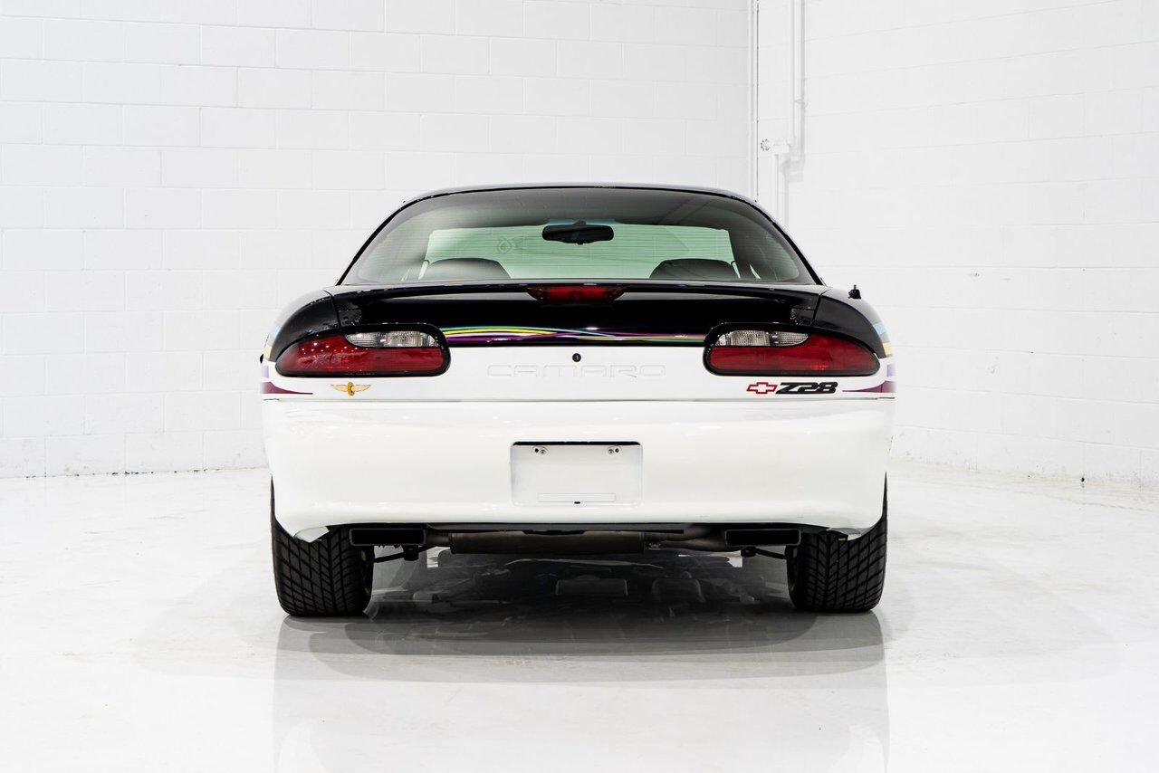 Chevrolet CAMARO Z28 PRIX EN USD | Pace Car with only 957km (595mi) with original window sticker 1993 Noir Montréal - photo #22