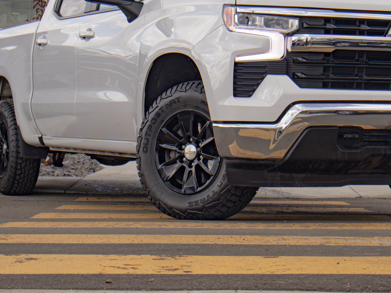 2025 Chevrolet Silverado 1500 4WD Crew Cab 147 LT White Sherwood Park - photo #5