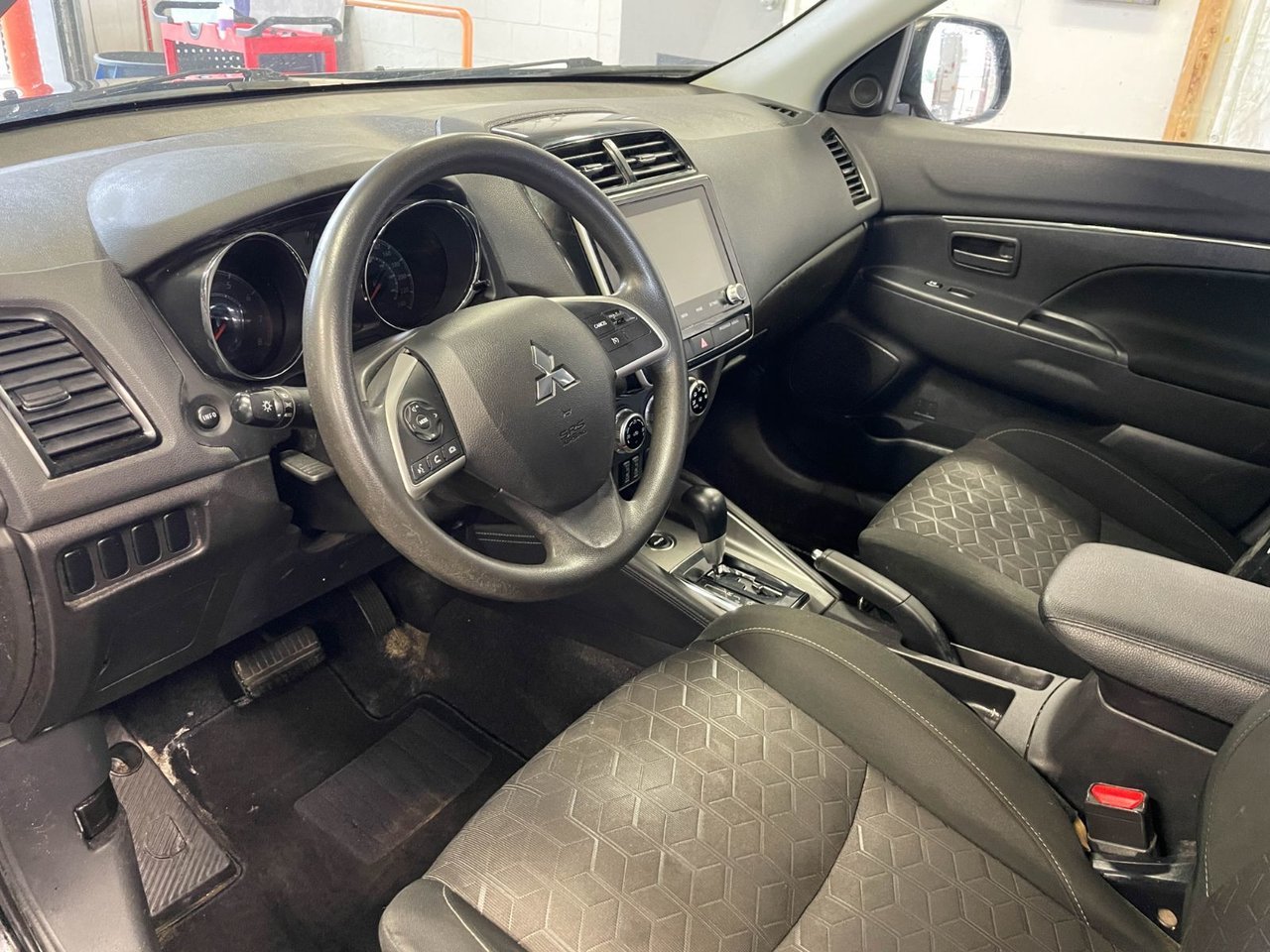 Mitsubishi RVR ES AWD *SIÈGES CHAUF* CARPLAY BLUETOOTH CAMERA USB 2023 Noir Saint-Jérôme - photo #2