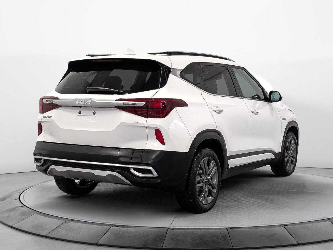 Kia Seltos AWD EX Bas Kilométrage Sièges et Volant Chauffant 2023 Blanc Sherbrooke - photo #3