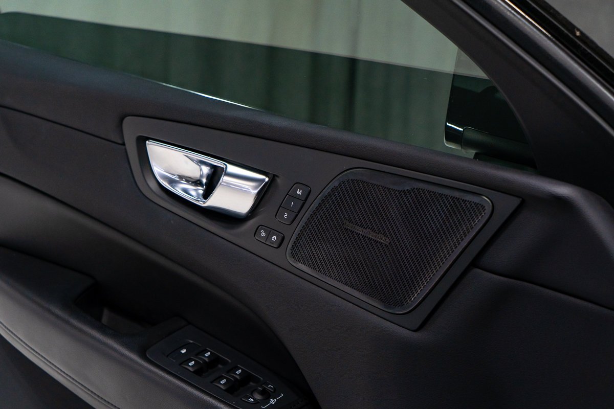 2022 Volvo XC60 B5 MOMENTUM HARMAN KARDON Grey Montreal - photo #12