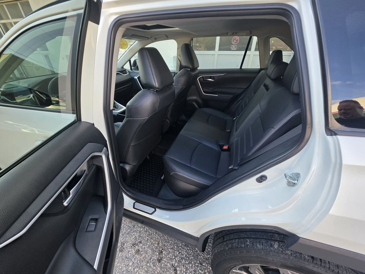 Toyota RAV4 XLE HYBRIDE 2023 Blanc Mont-Laurier - photo #12
