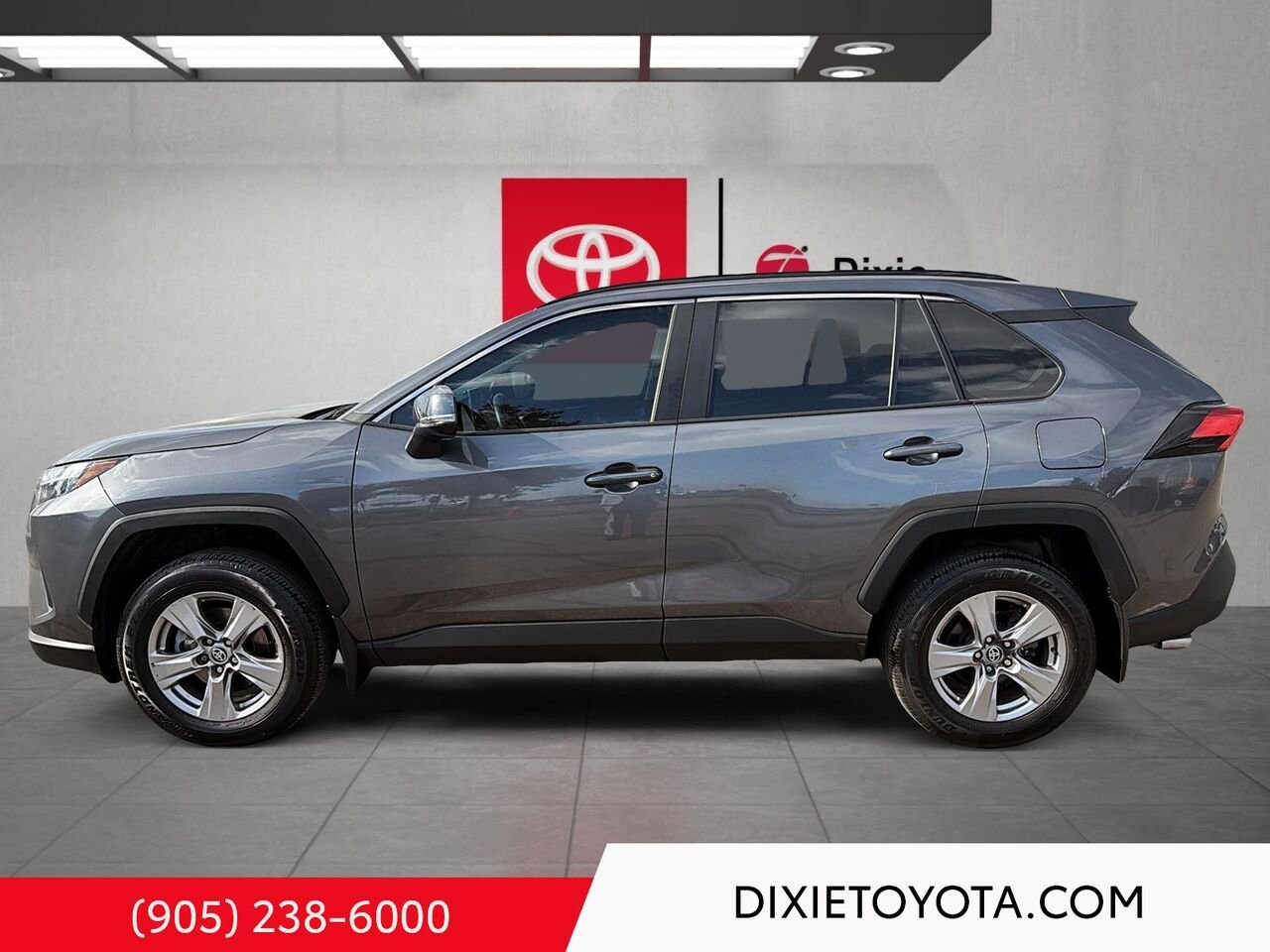2024 Toyota RAV4 XLE AWD / CLEAN CARFAX / HEATED SEATS / MOONROOF / BACKUP CAMERA White Mississauga - photo #5
