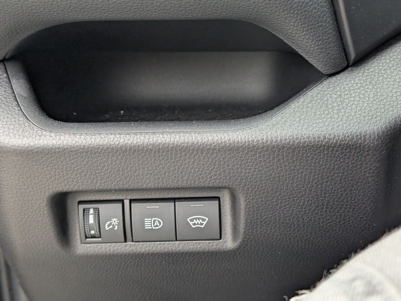 Toyota RAV4 LE/SIÈGES CHAUFFANTS/CAMÉRA DE RECUL/BLUETOOTH/AC/ 2025 Noir Sherbrooke - photo #12