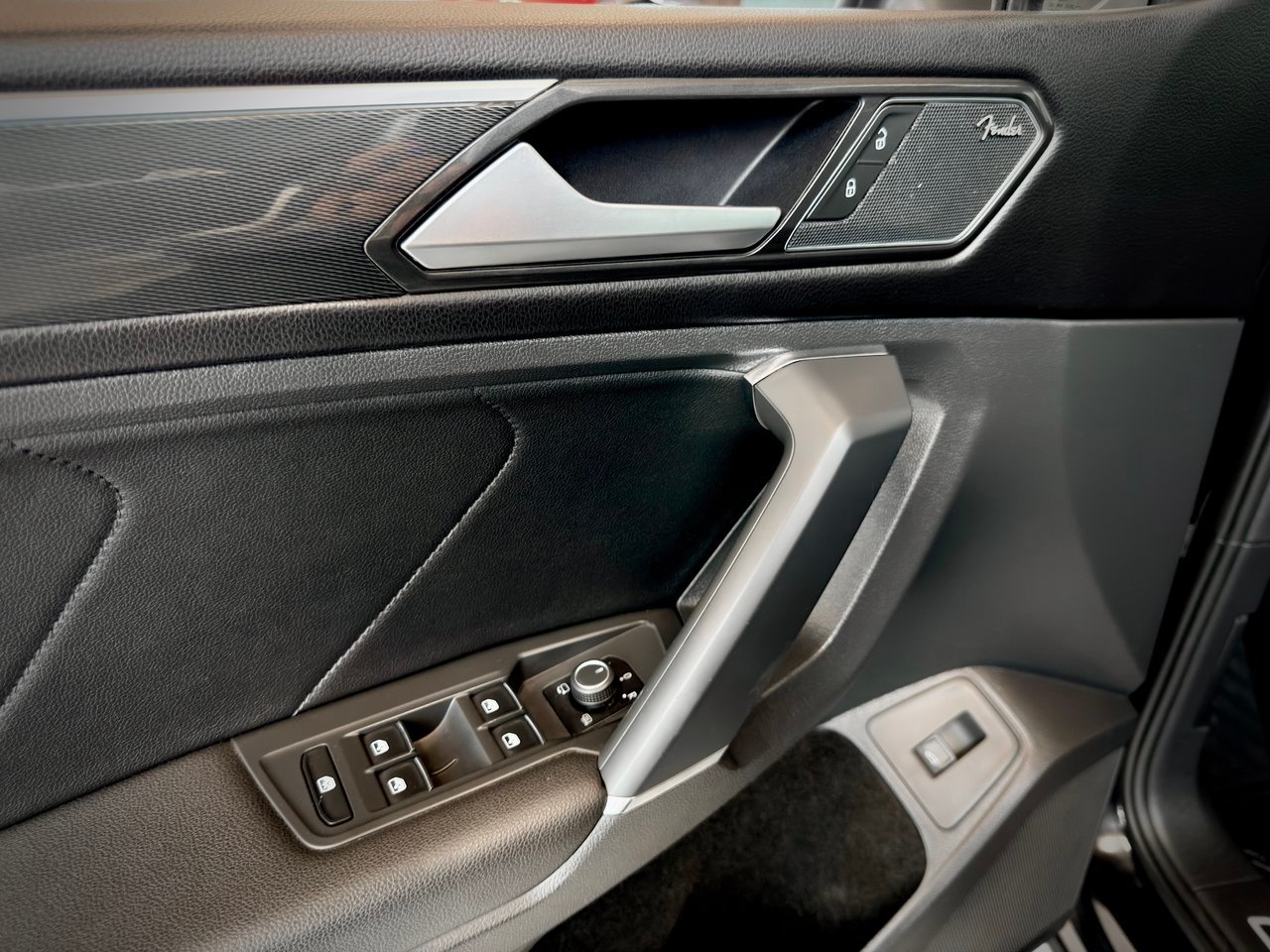 2018 Volkswagen Tiguan Black Notre-Dame-des-Prairies - photo #30