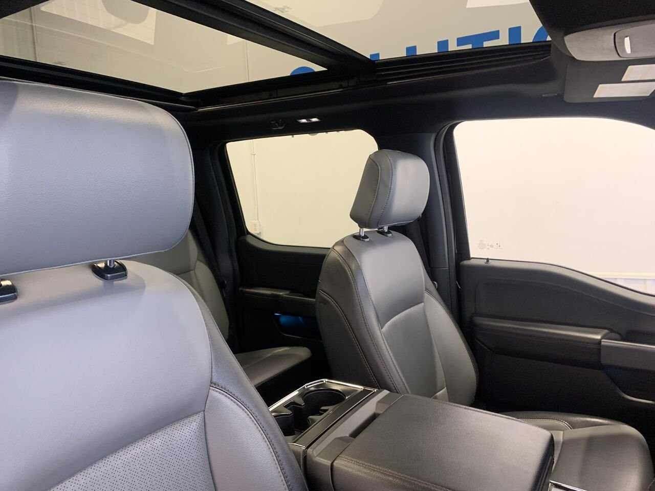 2024 Ford F-150 Lightning LARIAT Black Saint-Eustache - photo #18