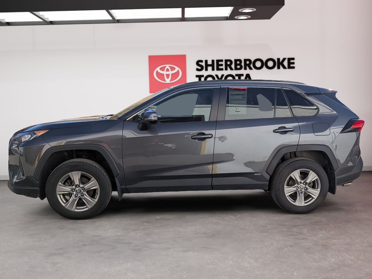Toyota RAV4 Hybride LE HYBRID/SIÈGES CHAUFFANTS/CAMÉRA DE RECUL/BLUETOOTH/AC BIZONE 2023 Gris Sherbrooke - photo #2