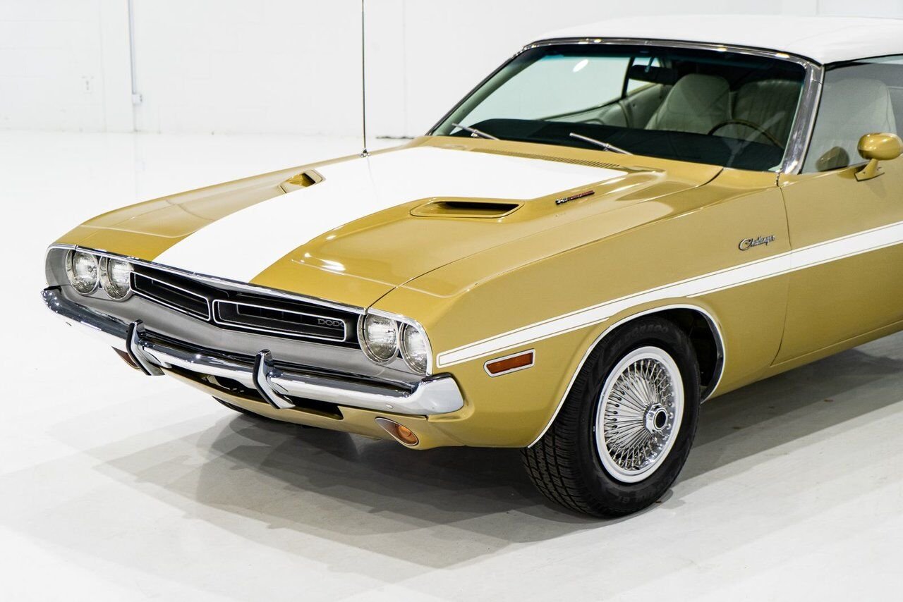 1971 Dodge Challenger *PRIX EN USD* Convertible Fully restored to desirable specifications Gold Montreal - photo #40