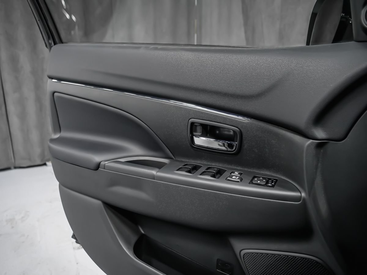 2026 Mitsubishi RVR NOIR Labrador Black Montreal - photo #6