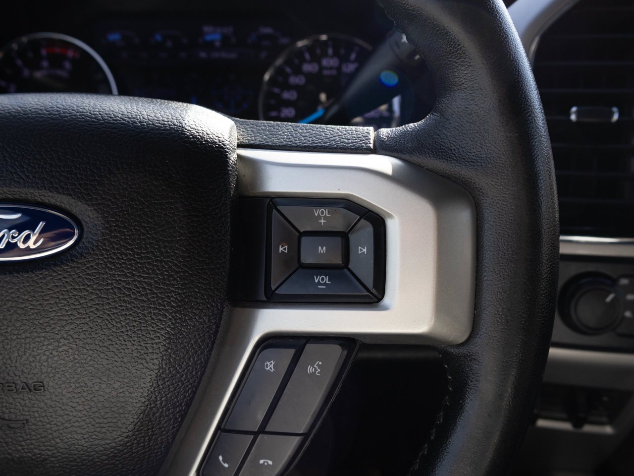 2019 Ford Super Duty F-350 SRW LARIAT 4WD Crew Cab 6.75' Box Black Sherwood Park - photo #20