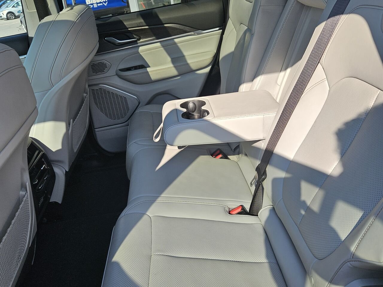 2023 Jeep Grand Cherokee Overland 4x4 Grey Thetford Mines - photo #18