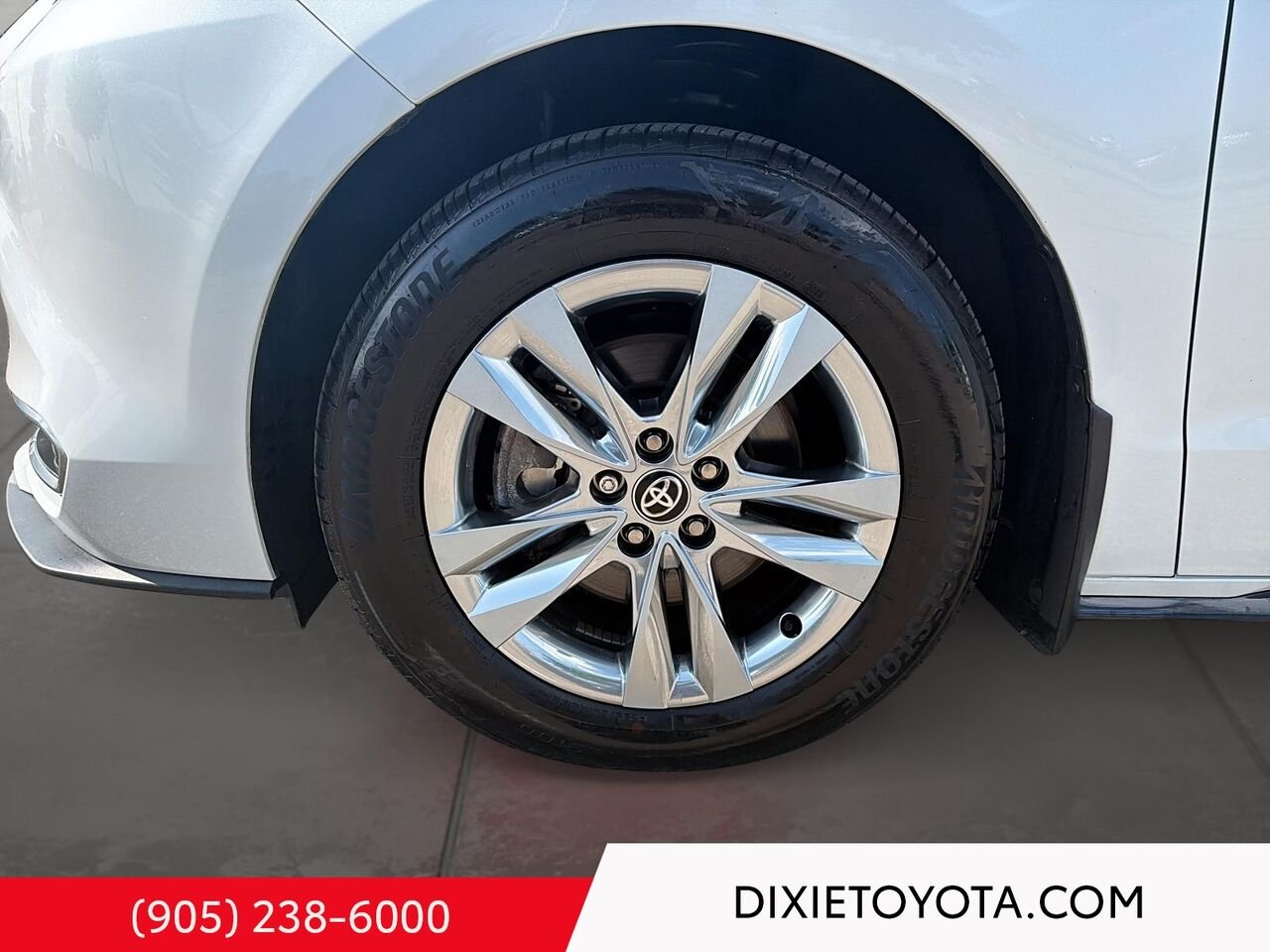 2026 Toyota Sienna Hybrid Limited AWD / CLEAN CARFAX / HEATED AND VENTILATED SEATS / MOONROOF / ALLOY WHEELS / CARPLAY AND ANDROID AUTO White Mississauga - photo #6